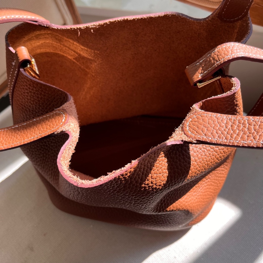 Fashion Fun Tan Leather Bucket Bag with Gold Tone  Lock and Key - Picture 8 of 13